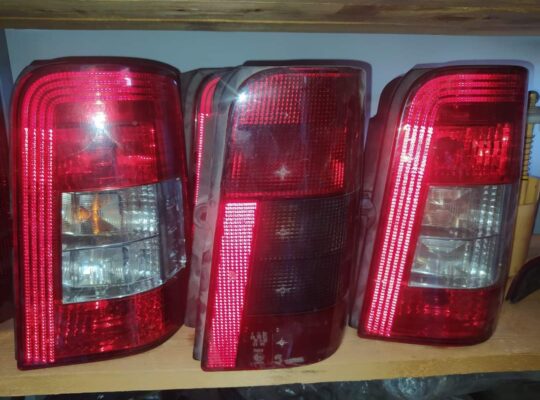 Red light Citroën berlingo and Peugeot right partn